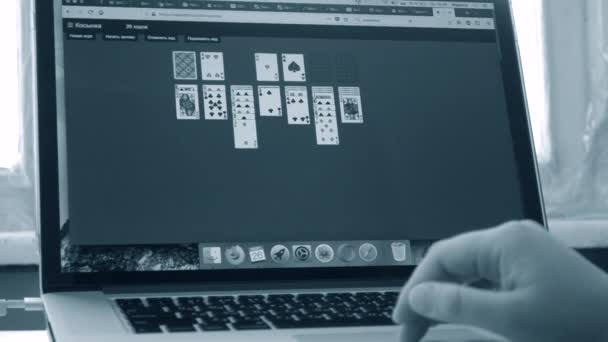 Monitör bilgisayarında bir bilgisayar oyunu Solitaire — Stok video