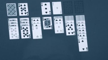 Monitör bilgisayarında bir bilgisayar oyunu Solitaire