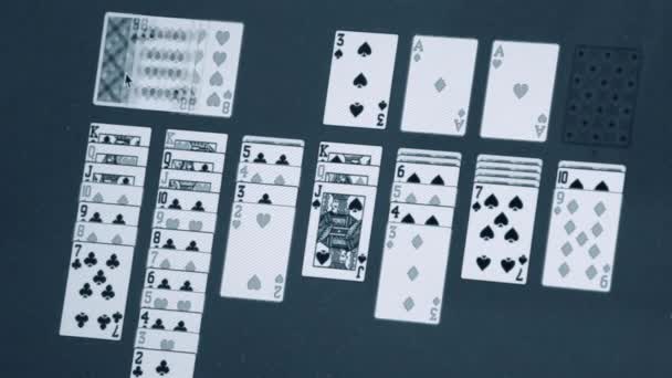 Monitör bilgisayarında bir bilgisayar oyunu Solitaire — Stok video