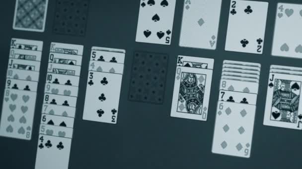 En spela dataspel Solitaire på bildskärmen dator — Stockvideo