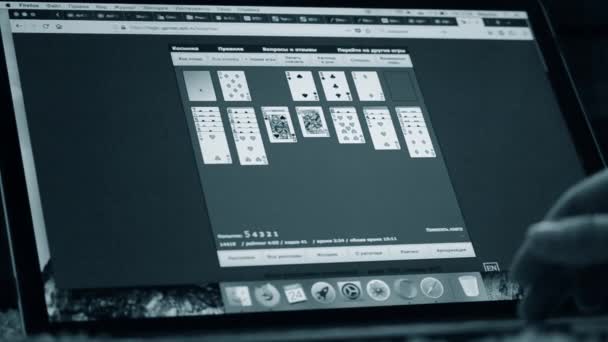 Monitör bilgisayarında bir bilgisayar oyunu Solitaire — Stok video