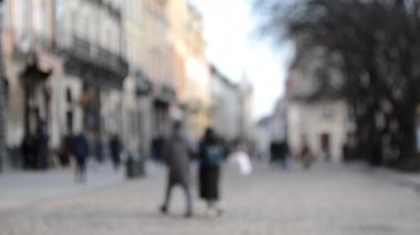 Sokak meydanındaki birçok kişinin Odaklanamadığı Bulanık Arkaplan