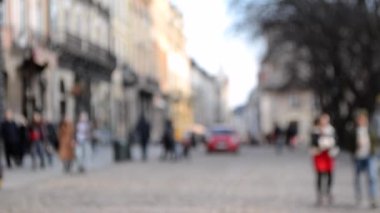 Sokak meydanındaki birçok kişinin Odaklanamadığı Bulanık Arkaplan