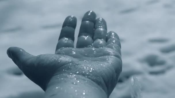融化的雪花落在手掌上，闪烁着太阳的光芒 — 图库视频影像