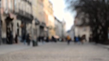 Sokak meydanındaki birçok kişinin Odaklanamadığı Bulanık Arkaplan