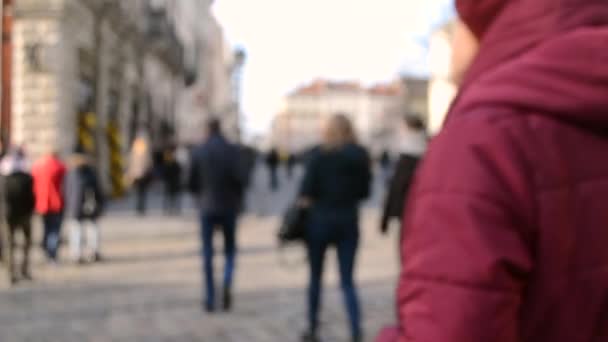 Размытый фон многих людей на улице площади старинного города — стоковое видео