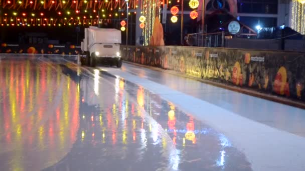 Car pours ice rink in the open air — Stock Video