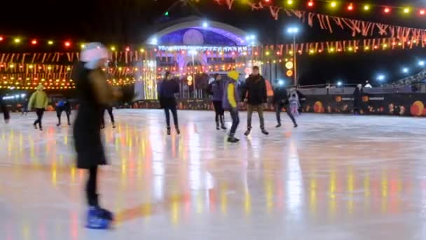 People ride on an ice rink — Stock Video