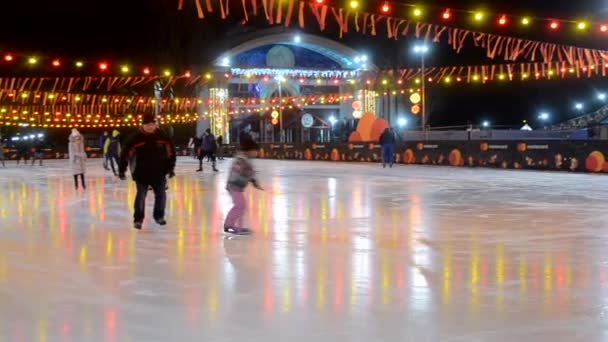 People ride on an ice rink — Stock Video