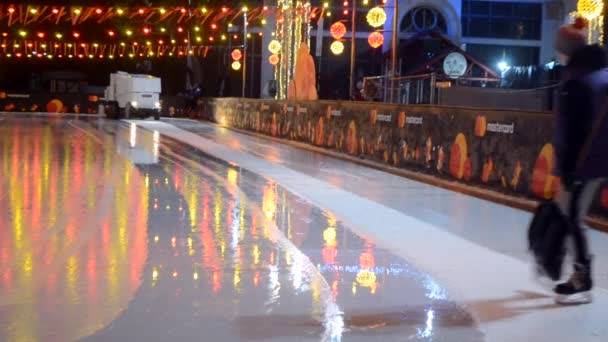 Voiture verse patinoire en plein air — Video