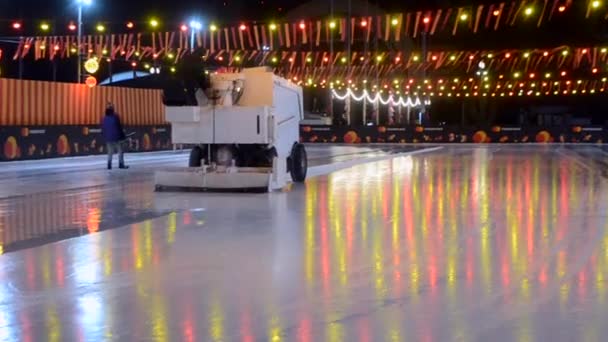 Car pours ice rink in the open air — Stock Video