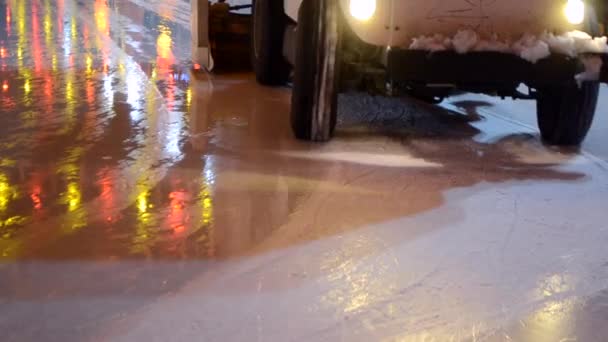 汽车把冰块倒在露天地方 — 图库视频影像