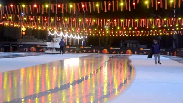 Car pours ice rink in the open air — Stock Video