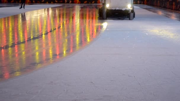 Auto überschüttet Eisbahn im Freien — Stockvideo