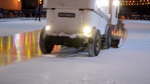 Auto giet ijsbaan in de open lucht — Stockvideo