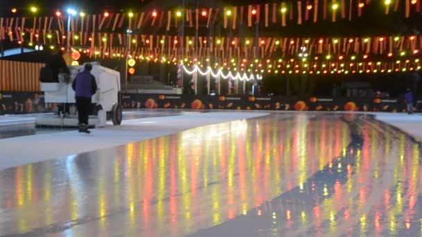 Auto überschüttet Eisbahn im Freien — Stockvideo