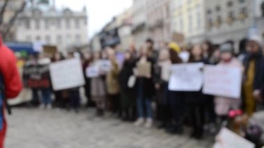 Bulanık arka plan İnsanlar protesto için meydanda duruyor.