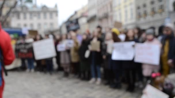 Bulanık arka plan İnsanlar protesto için meydanda duruyor. — Stok video