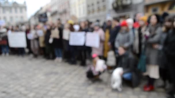 Wazige achtergrond Mensen staan op het plein uit protest. — Stockvideo