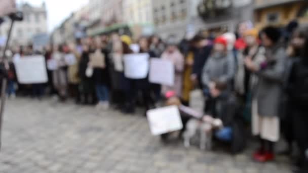Wazige achtergrond Mensen staan op het plein uit protest. — Stockvideo