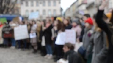 Bulanık arka plan İnsanlar protesto için meydanda duruyor.