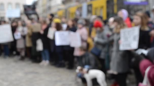 Suddig bakgrund Människor står på torget i protest. — Stockvideo