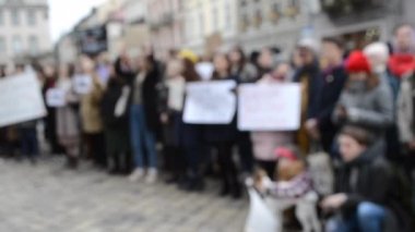 Bulanık arka plan İnsanlar protesto için meydanda duruyor.