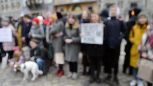 Fondo borroso La gente está de pie en la plaza en protesta . — Vídeo de stock