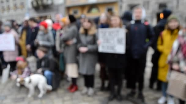 Wazige achtergrond Mensen staan op het plein uit protest. — Stockvideo