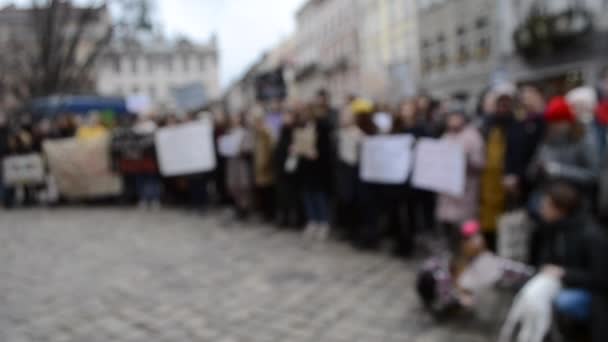 Wazige achtergrond Mensen staan op het plein uit protest. — Stockvideo