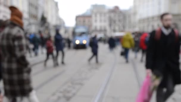 Размытый фон многих людей на улице города площади. — стоковое видео