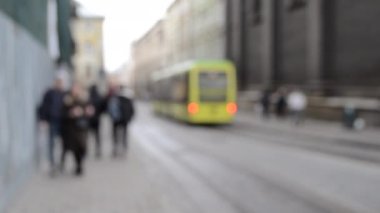 Sokak meydanındaki birçok kişinin Odaklanamadığı Bulanık Arkaplan