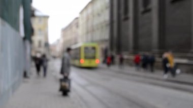 Şehir merkezindeki birçok insanın geçmişi bulanık.