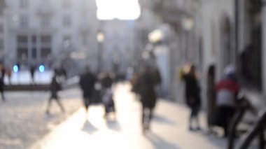 Sokak meydanındaki birçok kişinin Odaklanamadığı Bulanık Arkaplan