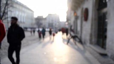 Şehir merkezindeki birçok insanın geçmişi bulanık..