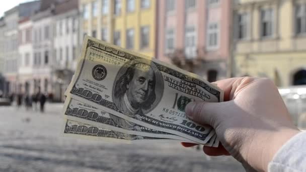 Banconote da trecento dollari su sfondo sfocato della vecchia antica città di strada — Video Stock