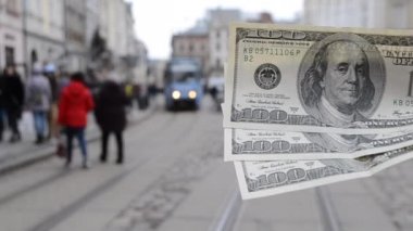 Bulanık arka planda 300 dolarlık banknotlar.