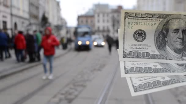 300 notas de dólar no fundo desfocado da antiga rua europeia — Vídeo de Stock