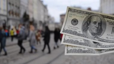 Eski Avrupa caddesinin bulanık arka planında 300 dolarlık banknotlar