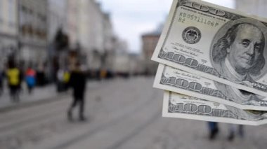 Eski Avrupa caddesinin bulanık arka planında 300 dolarlık banknotlar