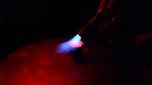 O barman queima com um queimador de gás no topo da xícara com café — Vídeo de Stock