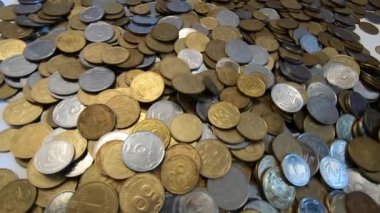 Sikkeler madeni paraların yüzeyine düşer.