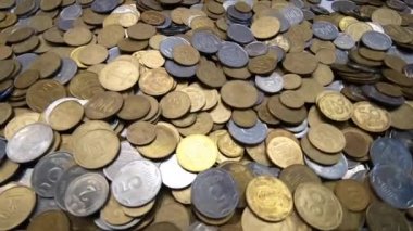 Beyaz ve sarı madeni paralar yakın plan paraların yüzeyine düşer..