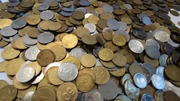 Монеты падают на поверхность монет — стоковое видео