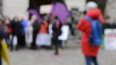 Bulanık arka plan İnsanlar protesto için meydanda duruyor.