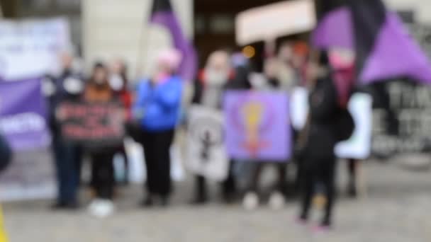 Bulanık arka plan İnsanlar protesto için meydanda duruyor. — Stok video