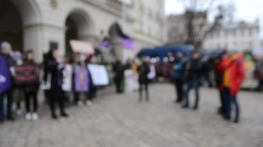 Bulanık arka plan İnsanlar protesto için meydanda duruyor.