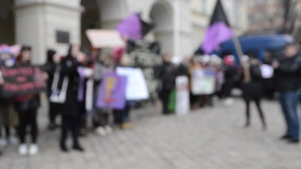 Люди стоят на площади в знак протеста против размытого фона . — стоковое видео