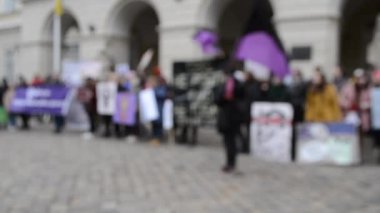 Bulanık arka plan İnsanlar protesto için meydanda duruyor.