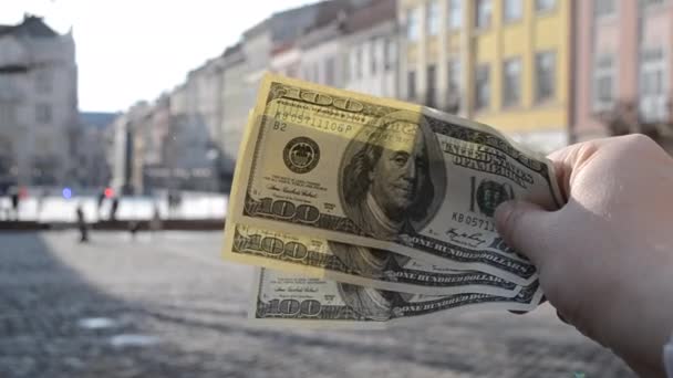 Trois cents billets de dollars sur fond flou de vieil ancien européen — Video